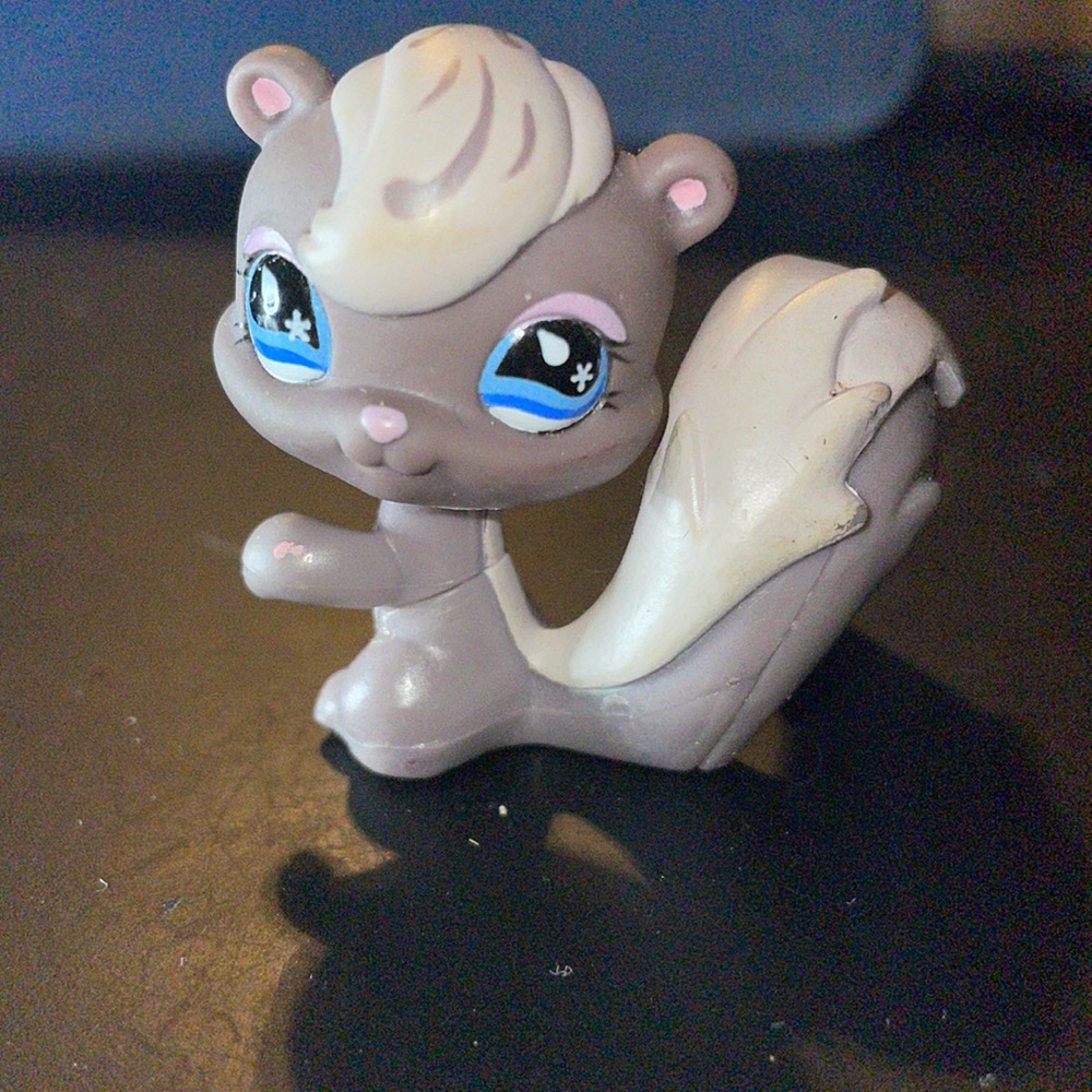 Littlest Pet Shop LPS #484 Gray Squirrel Skunk, blue raindrop eyes 2007